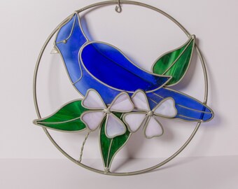 Vintage 70er Jahre Vogel und Blumen Kobalt Blau Glasmalerei Suncatcher Fensterbehang