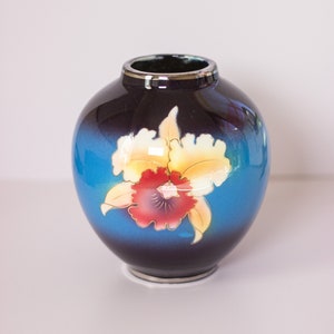 Vintage 90s Ceramic Iris Flower Vase Eclectic Decor Vase image 2