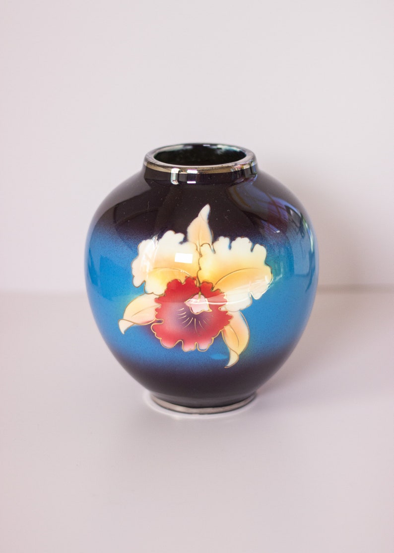 Vaso vintage anni '90 in ceramica con fiori di iris, vaso decorativo eclettico immagine 2