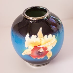 Vintage 90s Ceramic Iris Flower Vase Eclectic Decor Vase image 3