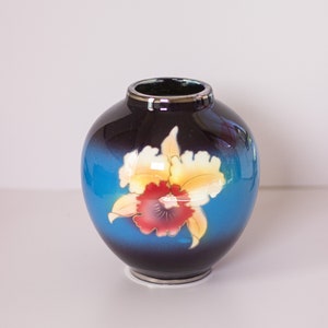 Vaso vintage anni '90 in ceramica con fiori di iris, vaso decorativo eclettico immagine 1