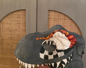 Máscara de T-Rex de coche de carreras pintada a mano: disfraz ajustable