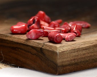 Bead, bamboo coral (dyed), red, small to extra-large branch and chip, Mohs hardness 3-1/2 to 4. Sold per pkg of 40.