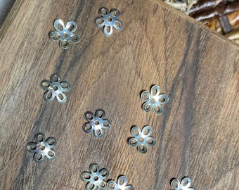 Bead cap, silver-finished steel, 9x2mm flower, fits 8-10mm bead. Sold per pkg of 20.