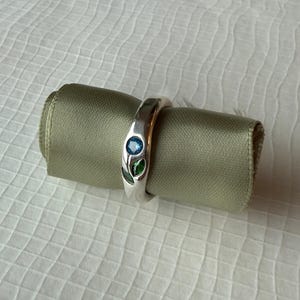 Anel de Prata Folha Serena Personalizável: Escolha suas Pedras de Nascimento - Joias Exclusivas Inspiradas na Natureza
