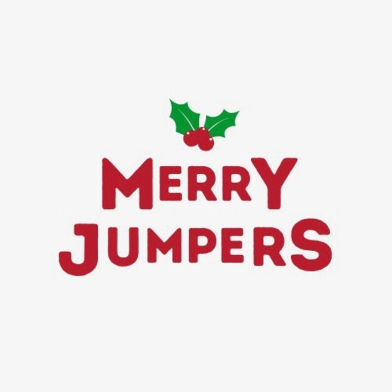 Puede incluir: Texto rojo que dice "Merry Jumpers" con una rama de acebo verde y bayas rojas sobre el texto.