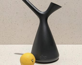 Modernistisk vattenkanna av Robert Bronwasser — 1,7L Elho Plunge Mattsvart — 100 % återvunnen holländsk design — Arkitektoniskt verktyg för inomhusväxter