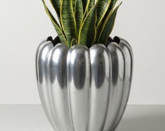 Maceta grande de estilo vintage y escultural, inspirada en la era espacial — Maceta acanalada de aluminio fundido de gran tamaño — Jarrón minimalista de metal pulido — Maceta plateada con borde festoneado