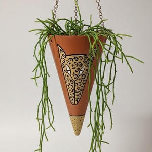 Postmoderne hangende luipaard plantenbak — vintage jaren 90 memphis stijl cheetah kegel pot — handgeschilderd terracotta — pop-art dieren decor