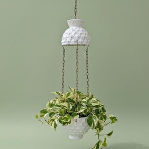 Lámpara de cultivo de cerámica sueca vintage rara — Maceta colgante iluminada con forma de piña de mediados de siglo de los años 70 — Lámpara colgante de mayólica blanca y latón