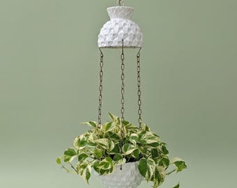 Lámpara de cultivo de cerámica sueca vintage rara — Maceta colgante iluminada con forma de piña de mediados de siglo de los años 70 — Lámpara colgante de mayólica blanca y latón