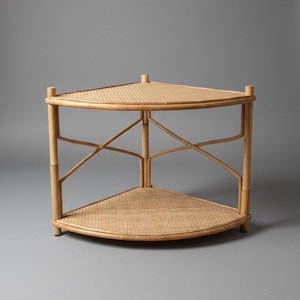 Może przedstawiać: Rustykalny drewniany szyld z napisem "Welcome to our home" w białych literach. Szyld ma postarzaną powierzchnię i prosty, zapraszający design, idealny na ganek lub do przedpokoju.