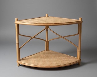 Vintage hörnhylla i bambu och rotting från 70-talet — Naturvävd växtdisplay och platsbesparande