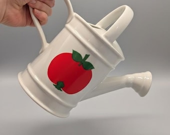 Vintage Herrandiz vattenkanna i porslin 1,5 l — Pop Art-motiv med rött äpple — Spanien 1970-talet — Trädgårdsredskap — Keramikdekor från mitten av århundradet