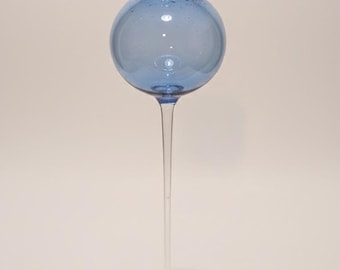 Isblå glasvas med knopp, 28 cm, hög stjälk, koboltfärgad kula, minimalistisk skandinavisk inredning från 80-talet