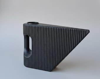 Vintage ribbad vattenkanna i svart — Erik Lehmann Rosti 5173 1970-talsdesign — Dansk modern brutalistisk stil — Rymdåldersinredning