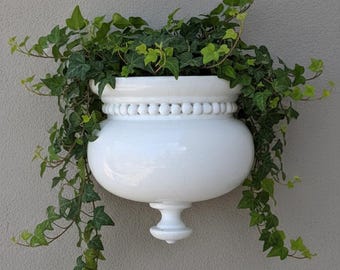 Maceta colgante vertical grande Hispania Manises, estilo español vintage de los años 70 — Maceta mediterránea blanca con ménsula