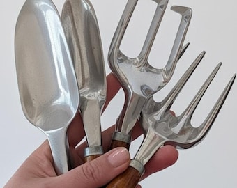 Vintage trädgårdsset i silver från mitten av århundradet — Massivt gjuten aluminium och lackerat lövträ — 4-delad samling kraftiga verktyg