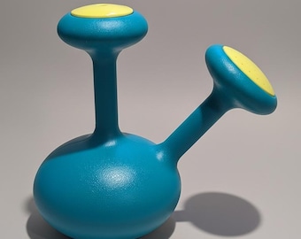 Y2K-vattenkanna för inomhusbruk, drömlika av Magis, vintage Jerszy Seymour 2000, turkos lekfull växtvård, ikonisk postmodernistisk museumsdesign