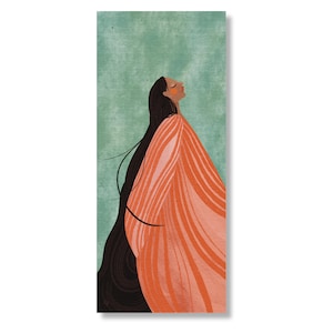 Könnte beinhalten: Eine digitale Illustration einer Frau mit langen, dunklen Haaren, die ein fließendes, orange-rosa gestreiftes Kleid trägt. Die Frau blickt nach oben und hat einen sanften, verträumten Ausdruck im Gesicht. Der Hintergrund ist in einem gedämpften Grün gehalten.