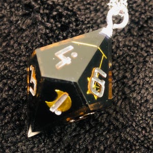 Collar con dados D10 y mapa estelar
