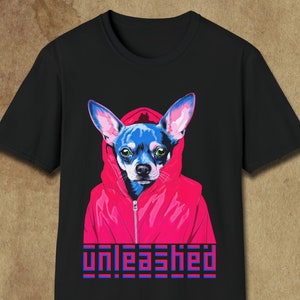 Unisex grafisch T-shirt in zachte stijl met een chihuahua in een hoodie met de titel "Unleashed" Origineel ontwerp
