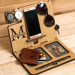 Estación de acoplamiento de madera grabada para hombres, regalo para él, regalo de Navidad, organizador de escritorio personalizado para iPhone y regalo para padres, regalo de cumpleaños