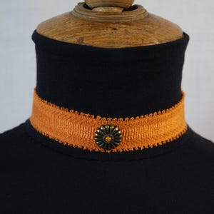 Vintage chic choker