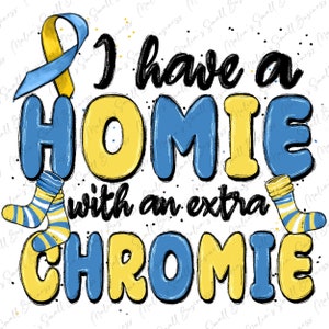 Pode incluir: Um design gráfico azul e amarelo com o texto "I have a HOMIE with an extra CHROMIE". O design apresenta uma fita amarela com uma fita azul amarrada ao redor e duas meias com listras azuis e amarelas.