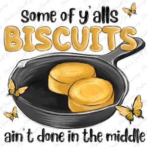 Puede incluir: Una sartén de hierro fundido negra con dos galletas doradas dentro. La sartén está sobre un fondo blanco con el texto "Some of y'alls BISCUITS ain't done in the middle" encima. También hay cuatro mariposas amarillas en la imagen.