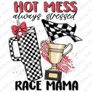 Puede incluir: Un fondo blanco con una taza a cuadros blancos y negros, una bandera de carreras a cuadros y un trofeo dorado con una base negra. El texto "HOT MESS always stressed RACE MAMA" está escrito en rojo y negro.