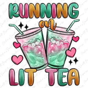 以下が含まれることがあります： 遊び心のあるフォントで「RUNNING on LIT TEA」というテキストが書かれたカラフルなグラフィックデザイン。デザインには、ストロー、ハート、星が付いた、漫画風のアイスティーのカップが2つ描かれています。