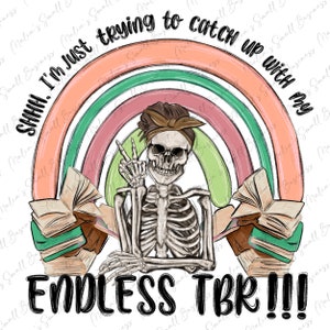 Könnte beinhalten: Ein Skelett mit einem Friedenszeichen und einem unordentlichen Dutt sitzt vor einem Regenbogen und einem Stapel Bücher. Der Text "SHHH. I'm just trying to catch up with my ENDLESS TBR!!!" ist um das Bild herum geschrieben.