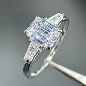 2 karaat smaragd geslepen moissaniet/diamant trouwring, drie stenen verlovingsring, baguette geslepen damesring, handgemaakte ring valentijnscadeau