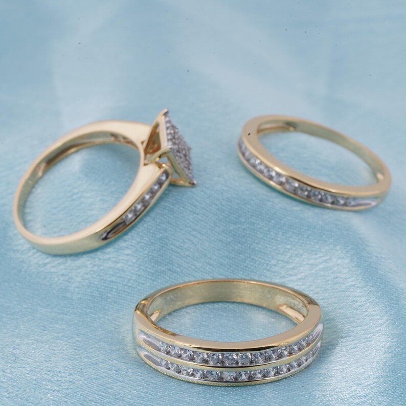 Set of 3 vintage-style stacking rings with dainty crystals in gold plating, elegant Art Deco wedding or promise ring set for her.