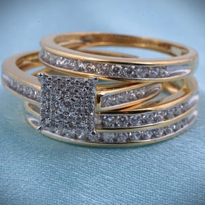 Set of 3 vintage-style stacking rings with dainty crystals in gold plating, elegant Art Deco wedding or promise ring set for her.
