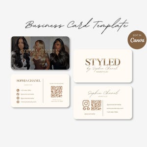 Puede incluir: Una plantilla de tarjeta de presentación con un diseño color crema y esquinas redondeadas. Las tarjetas muestran el texto "STYLED by Sophia Chanel", "SOPHIA CHANEL", iconos de redes sociales, un código QR y espacios para contacto.