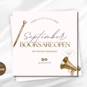 Könnte beinhalten: Eine quadratische Werbegrafik mit weißem Hintergrund, die einen goldenen Stift mit Diamantspitze und ein goldenes Megafon zeigt. Der Text lautet: YOUR BRAND NAME HERE, September BOOKS ARE OPEN, $XX DEPOSIT REQUIRED, Limited Slots und @USERNAME mit Symbolen.