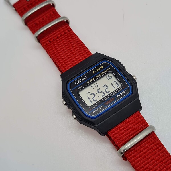 Montre Casio F91W rétro modifiée, sur bracelet NATO rouge F-91W