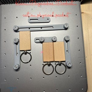 Könnte beinhalten: Ein 3D-gedrucktes Modell eines Schlüsselanhängers mit einem Holzschild. Das Modell befindet sich auf einer grauen Oberfläche mit einem Gittermuster. Der Text "Digitaler Download" und "kein physisches Produkt" ist im Bild sichtbar.