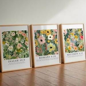 Peut inclure: Trois impressions d'art florales encadrées avec des illustrations botaniques aux couleurs variées, dont le rose, le jaune et le blanc. Chaque impression présente un verset biblique : Isaïe 40:8, Romains 8:28 et Matthieu 6:33. Les cadres sont marron clair.