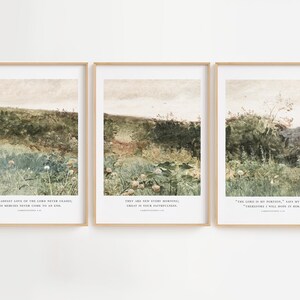 Può includere: Set di tre stampe artistiche incorniciate con paesaggi. Ogni stampa presenta una rappresentazione in stile acquerello di un campo con toni verdi e beige, sotto un cielo nuvoloso. Ogni stampa ha un versetto biblico diverso.