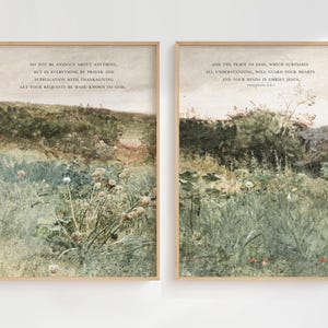 Könnte beinhalten: Zwei gerahmte Drucke mit Aquarell-artigen Bildern einer Waldszene. Der linke Druck zeigt den Text "Seid um nichts besorgt, sondern lasst in allen Dingen eure Bitten durch Gebet und Flehen mit Dankbarkeit vor Gott kundwerden." Der rechte Druck zeigt den Text "Und der Friede Gottes, der alle Vernunft übersteigt, bewahre eure Herzen und eure Gedanken in Christus Jesus."