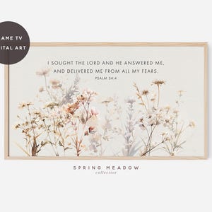 Puede incluir: Impresión de arte digital enmarcada con un diseño floral en tonos neutros suaves. La obra de arte incluye el texto "Busqué al Señor y él me respondió, y me libró de todos mis temores. Salmo 34:4". El marco es marrón claro.