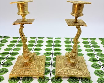 Vintage franska ljusstakar i förgylld brons – par med delfinmotiv – dekorativ konst från 1930-talet