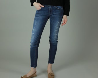 Medium-Waist Frayed Skinny blue Jean cotton elastane casual wear trendy comfy flattering summer year round 3/4 length fashionable  frayed