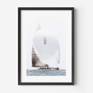 Könnte beinhalten: Ein weißes Segelboot mit einem großen weißen Segel, auf dem das Wort "Jiro" in Lila gedruckt ist. Das Segelboot segelt auf einem Gewässer.