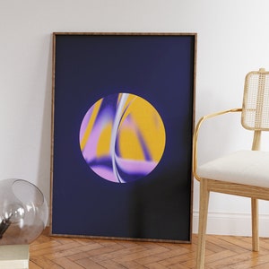 Könnte beinhalten: Abstrakter Kunstdruck mit einem dunkelblauen Hintergrund und einem zentralen Kreis. Der Kreis zeigt einen gelb-violetten Farbverlauf mit weißen, geschwungenen Linien. Das Kunstwerk ist in einem Holzrahmen gerahmt.