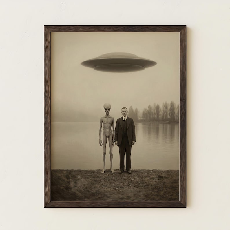 Puede incluir: Impresi&oacute;n enmarcada en tonos sepia que representa un OVNI sobre un lago, con un extraterrestre y un hombre con traje en la orilla. El extraterrestre est&aacute; desnudo y el hombre lleva un traje oscuro. El fondo muestra un lago y &aacute;rboles.