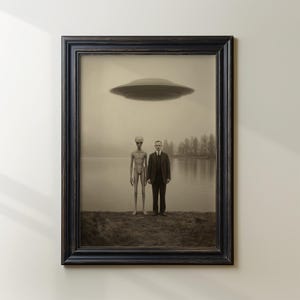 Puede incluir: Impresi&oacute;n enmarcada en tonos sepia que muestra a un hombre con traje junto a un extraterrestre, con un OVNI sobre ellos. La escena se desarrolla junto a un lago con &aacute;rboles al fondo, creando una est&eacute;tica vintage y surrealista.